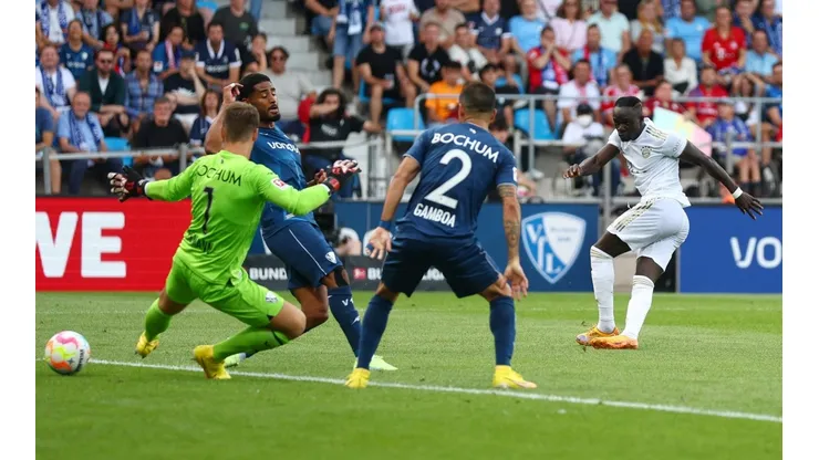 Autogol y otro grave error de Cristian Gamboa ante Bayern Múnich.