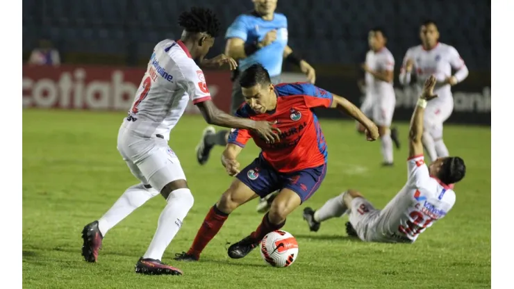 Liga Concacaf: Municipal y Olimpia empatan en un juego que estuvo al rojo vivo