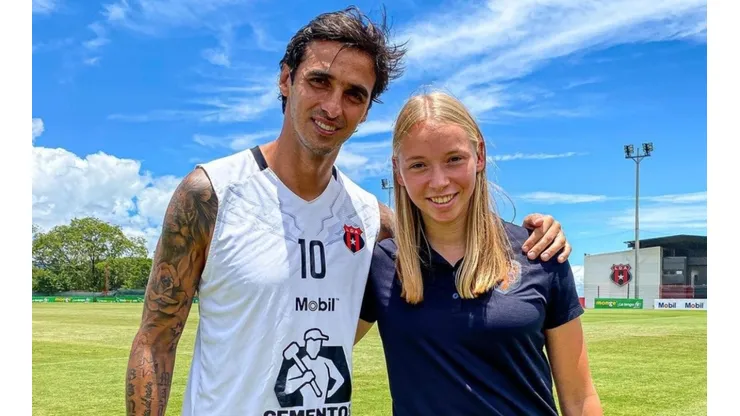 Bryan Ruiz se tomó una fotografía con Ella Peddemors, jugadora de Países Bajos y del Twente (LDA)