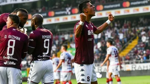 Álvaro Zamora (manos arriba) será ficha del Saprissa hasta 2026 (Saprissa)