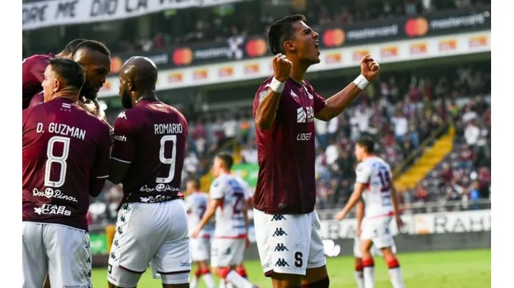 Álvaro Zamora (manos arriba) será ficha del Saprissa hasta 2026 (Saprissa)