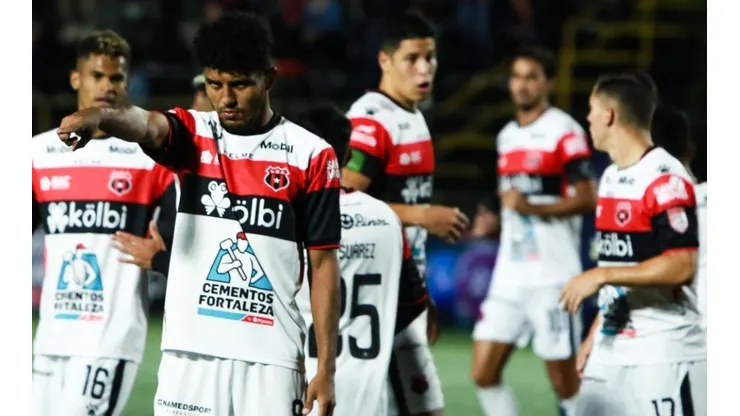 El empate de Alajuelense terminó siendo bueno, pero su afición reclama errores gruesos (LDA)