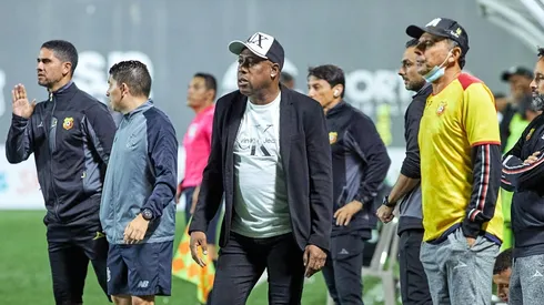 Hernán Medford explota contra los árbitros.