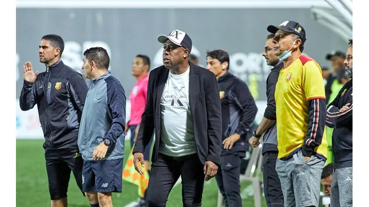 Hernán Medford explota contra los árbitros.