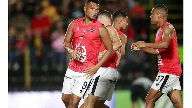 Rolando Blackburn recibe críticas en Alajuelense