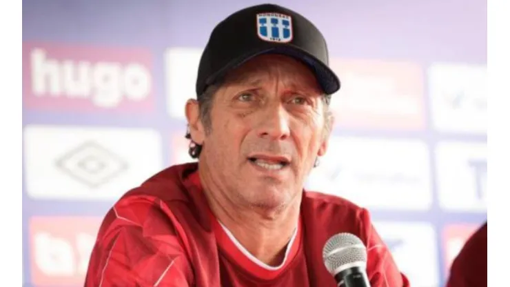 Pedro Troglio se queja del calendário de Olimpia