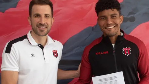 El Gerente Deportivo de Alajuelense, Agustín Lleida, junto a Johan Venegas, tras la firma de la extensión del contrato (LDA)