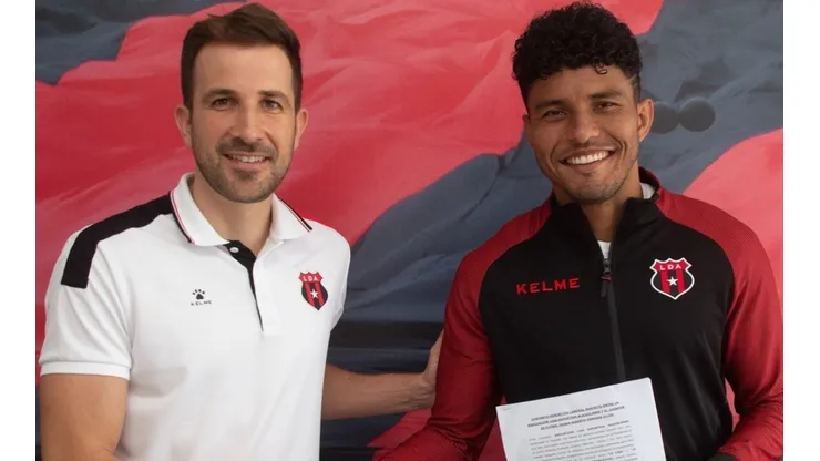 El Gerente Deportivo de Alajuelense, Agustín Lleida, junto a Johan Venegas, tras la firma de la extensión del contrato (LDA)
