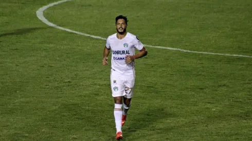 Aficionados de los Cremas reprocharon al mexicano Luis Ángel Landín