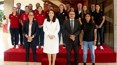 Funcionarios de Gobierno, miembros de la Fedefut y jugadoras estuvieron este jueves en un almuerzo en Casa Presidencial (Gobierno de CRC)