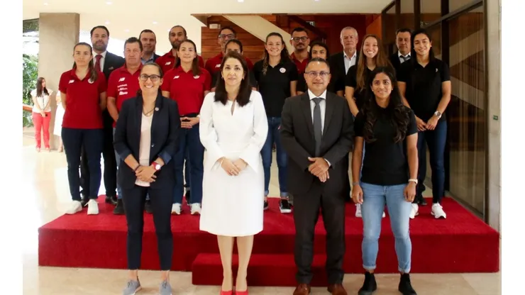 Funcionarios de Gobierno, miembros de la Fedefut y jugadoras estuvieron este jueves en un almuerzo en Casa Presidencial (Gobierno de CRC)