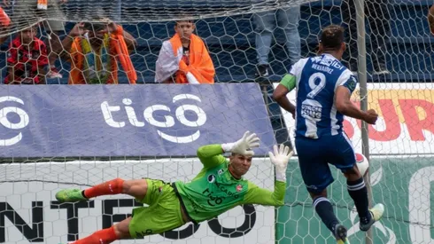 Marcel Hernández falló de nuevo un penal, y perdió la oportunidad de colocar el 3 por 2 (PFC)