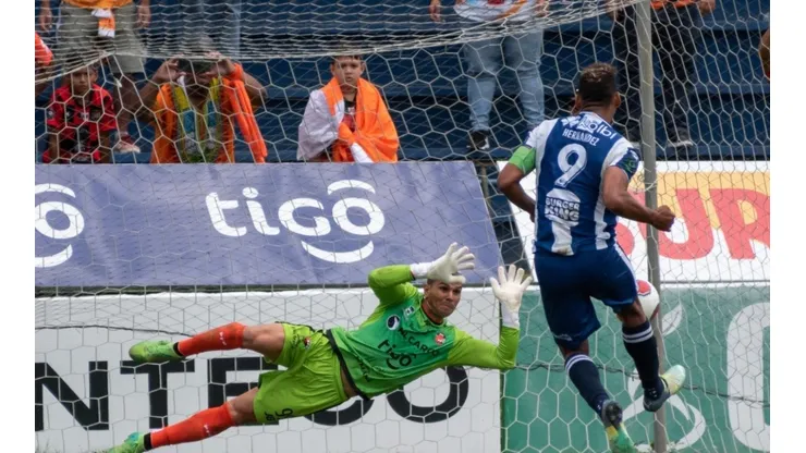 Marcel Hernández falló de nuevo un penal, y perdió la oportunidad de colocar el 3 por 2 (PFC)