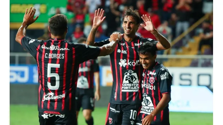Bryan Ruiz celebrando su anotación ante Guanacasteca (LDA)
