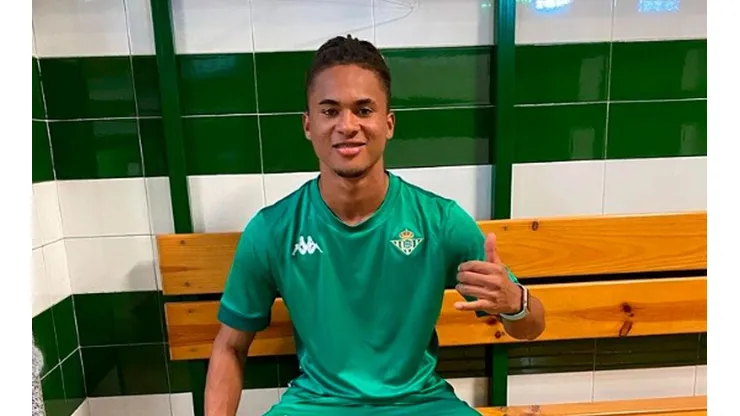 Prensa de España destaca al tico Ricardo Allen Peña a su llegada al Real Betis.