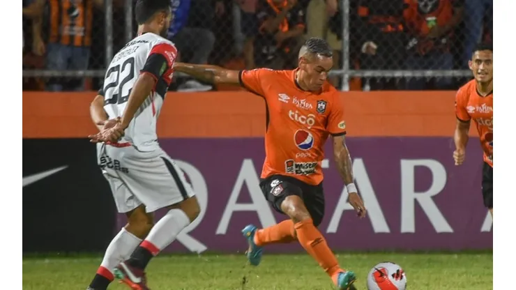 Salvadoreños y ticos se repartieron honores y definirán todo en el juego de vuelta (CD Águila)
