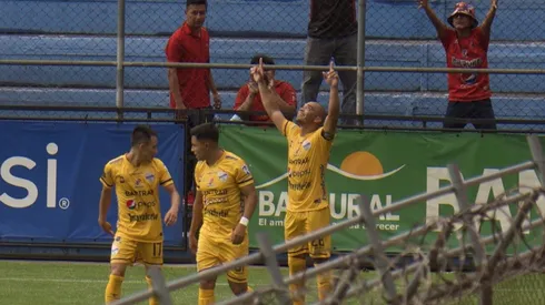 Municipal cae goleado ante Cobán en su debut
