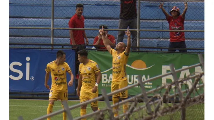 Municipal cae goleado ante Cobán en su debut