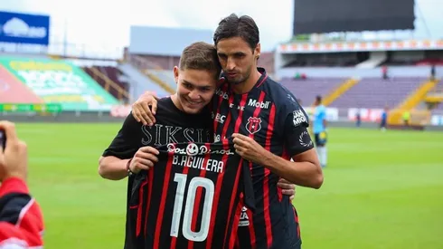 ¡Qué foto! El emotivo encuentro entre Brandon Aguilera y Bryan Ruiz.