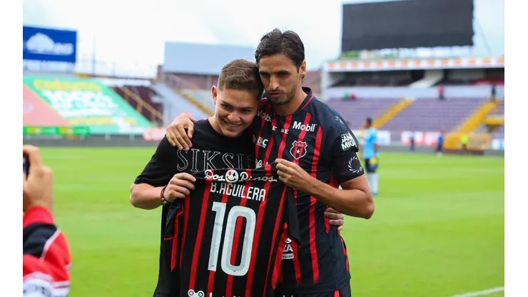 ¡Qué foto! El emotivo encuentro entre Brandon Aguilera y Bryan Ruiz.