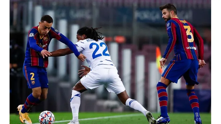 Serginho Dest controla el balón, su compañero, Gerard Piqué observa (Getty)