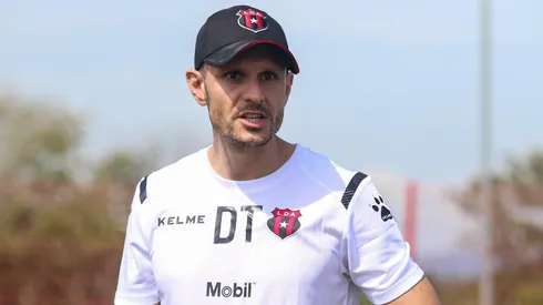 Alajuelense anuncia la salida del técnico Albert Rudé.