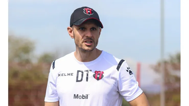 Alajuelense anuncia la salida del técnico Albert Rudé.