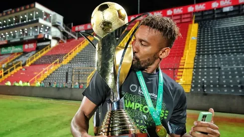 Marcel Hernández confirma que debe volver a Alajuelense y teme que lo "congelen".