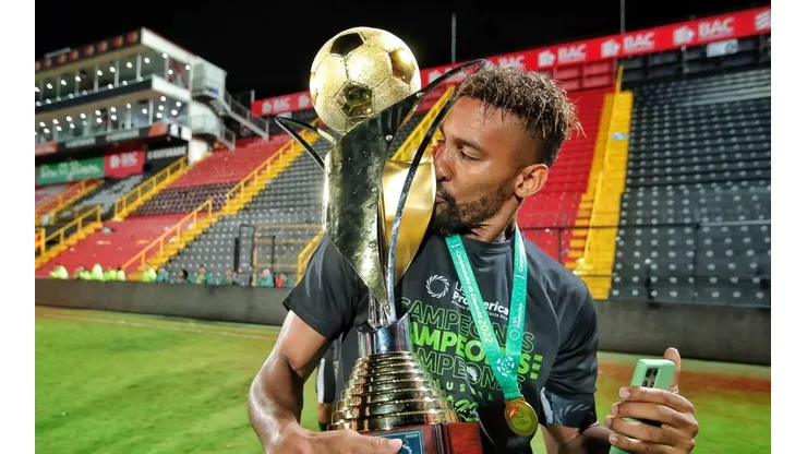 Marcel Hernández confirma que debe volver a Alajuelense y teme que lo "congelen".