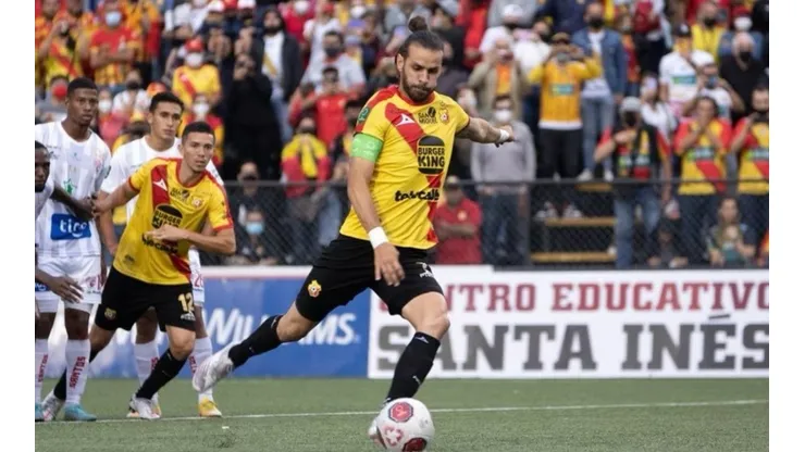 Yendrick Ruiz, goleador del Herediano (CSH)