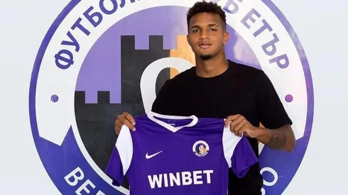 Javier Betegón posando con la piel de su nuevo club