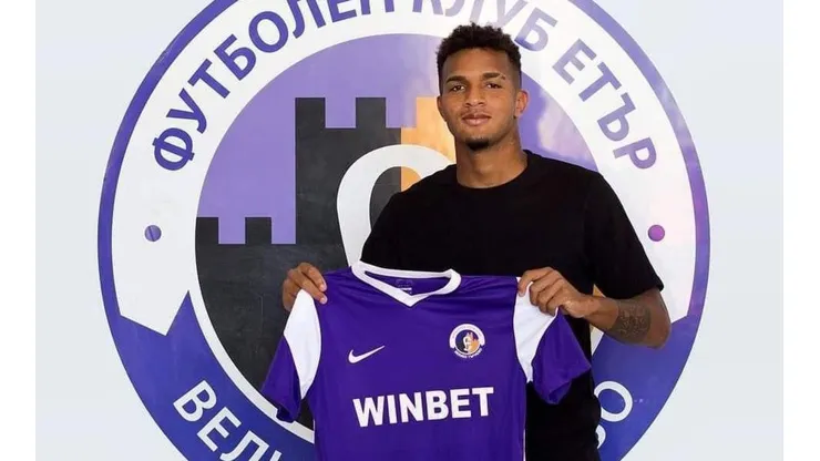 Javier Betegón posando con la piel de su nuevo club