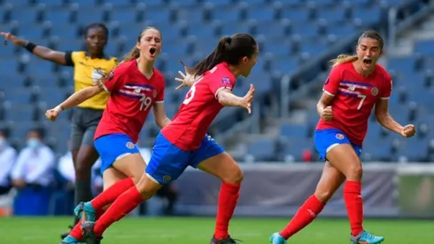 Costa Rica golea y tiene un pie en el Mundial