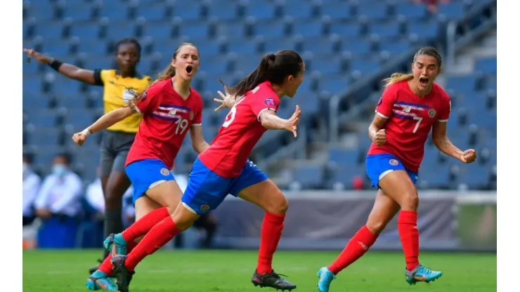 Costa Rica golea y tiene un pie en el Mundial