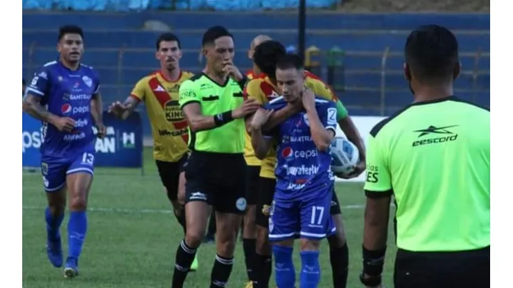 Partido de Cobán y Herediano termina en una pelea