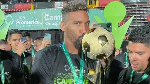 Marcel Hernández fue agredido en pleno terreno de juego por un aficionado manudo (Marcel Hernández, Facebook)