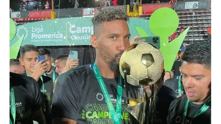 Marcel Hernández fue agredido en pleno terreno de juego por un aficionado manudo (Marcel Hernández, Facebook)