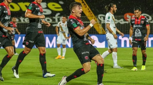 Fenán Faerron criticó fuertemente a su exequipo tras el fracaso ante Cartaginés, pero el masajista manudo le contestó con todo (LDA)