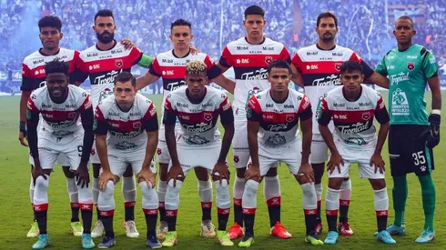 Alajuelense no solo tiene el marcador en contra, también tiene el peso de la historia jugando en su contra (LDA)