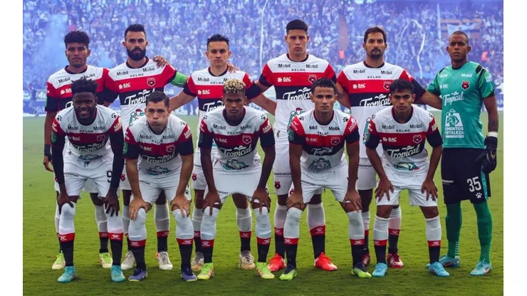 Alajuelense no solo tiene el marcador en contra, también tiene el peso de la historia jugando en su contra (LDA)