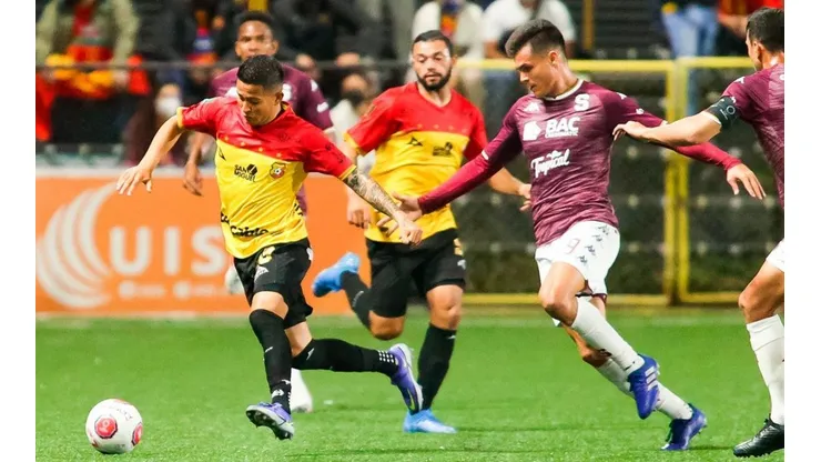 Saprissa y Herediano enfrentándose en el Clausura 2022, aunque sin la presencia del jugador vendido en la foto.