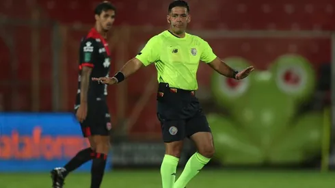 Hugo Cruz tuvo un arbitraje muy polémico