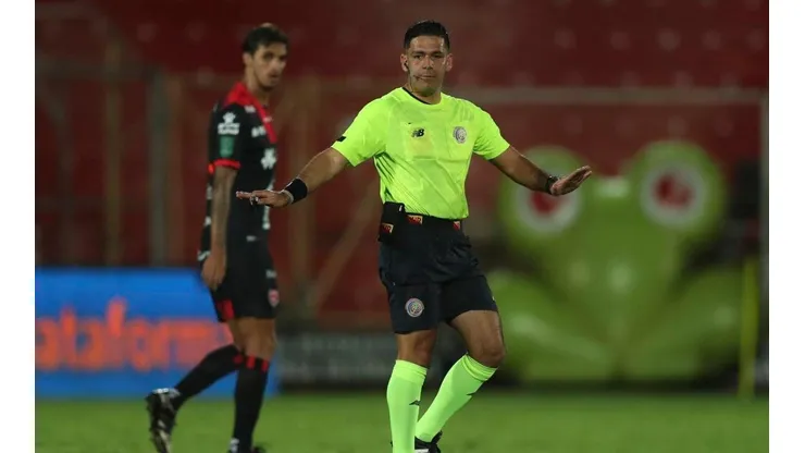 Hugo Cruz tuvo un arbitraje muy polémico