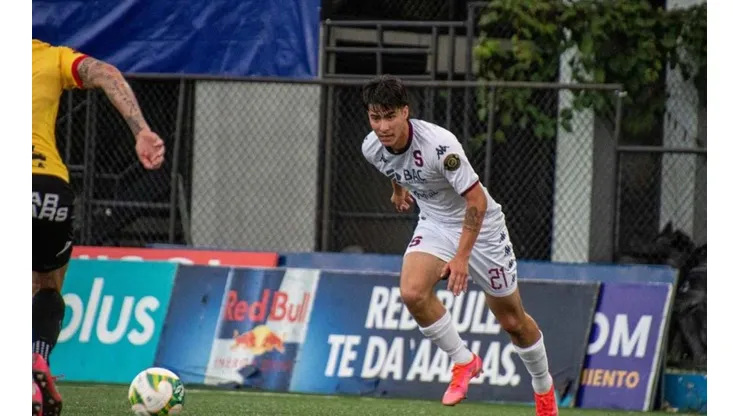 Jugador de Saprissa ataca al club: "No se puede exigir títulos si se entrena en canchas de fútbol 9".