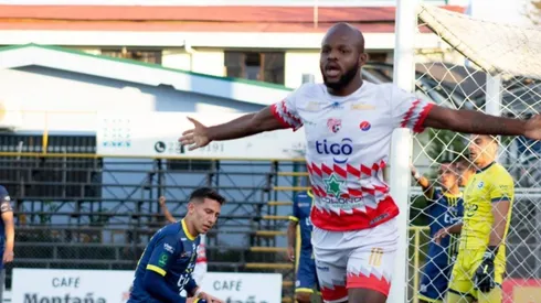 Javon East, delantero del Santos (Santos)