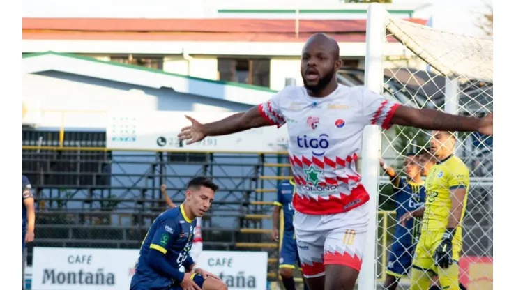 Javon East, delantero del Santos (Santos)