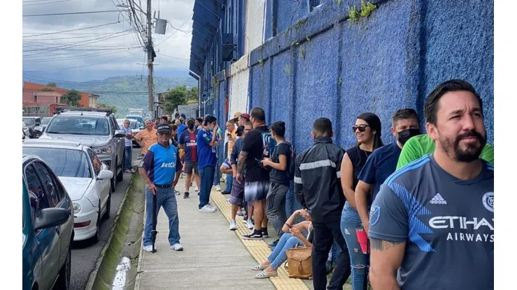 Enormes filas se produjeron en las afueras del estadio del Cartaginés (Foto: Peña Ballet Azul)