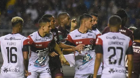 Josué Ugalde pito el primer clásico de su carrera el domingo anterior, con muchísimas falencias (Sparissa)