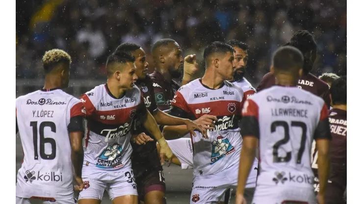 Josué Ugalde pito el primer clásico de su carrera el domingo anterior, con muchísimas falencias (Sparissa)