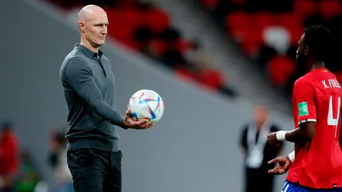 DT de Nueva Zelanda dice que el fútbol es cruel tras perder ante Costa Rica y responsabiliza el arbitraje.